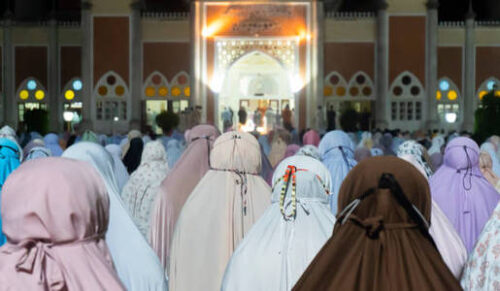 What does a woman wear for Ihram?
